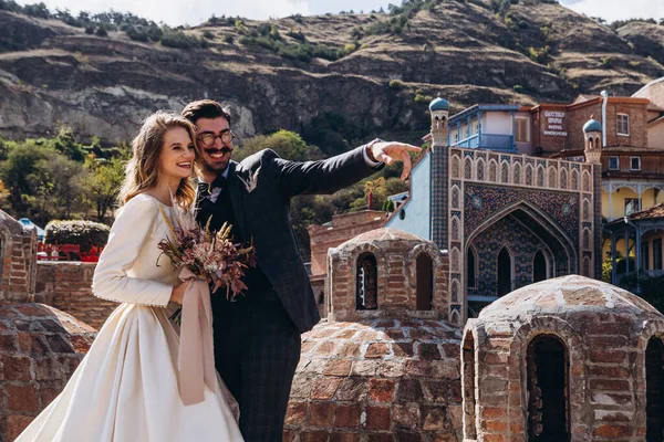 Elegante Pareja Novias Boda Estilo Georgiano Hombre Con Bigote Vestido —  Fotos de Stock