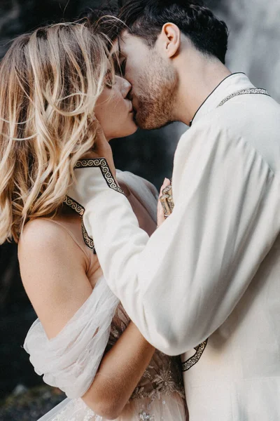 Efeito Ruído Foco Seletivo Reunião Emocional Abraços Beijos Noivas Durante — Fotografia de Stock
