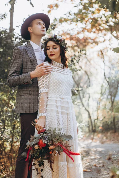 Nevěsta Stylový Ženich Šťastný Svatební Pár Svatebním Obřadu Venku Parku — Stock fotografie