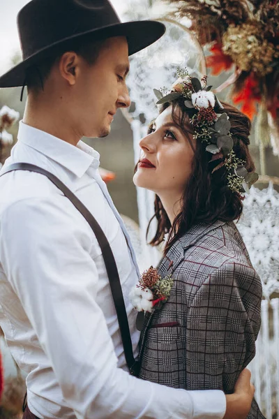 Menyasszony Stílusos Vőlegény Boldog Házaspár Egy Esküvői Ceremónián Kint Parkban — Stock Fotó