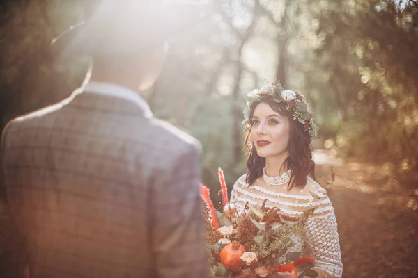 Increíble Pareja Boda Sonriente Bonita Novia Elegante Novio Fondo Boda —  Fotos de Stock