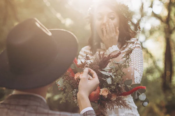 Fundo Casamento Bonito Homem Fez Anel Surpresa Sua Bela Namorada — Fotografia de Stock