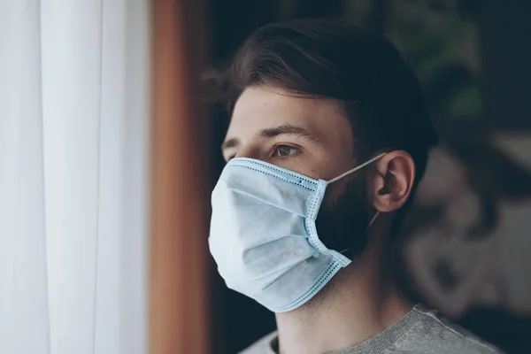 Porträtt Ung Man Med Medicinsk Mask Och Karantän Hemma Eller — Stockfoto