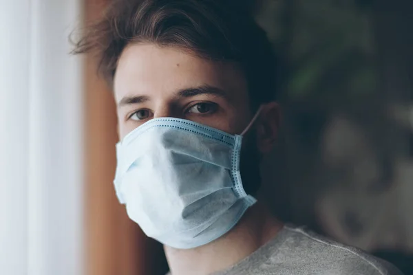 Man Quarantine Coronavirus Wearing Protective Mask Looks Out Window — Stock Photo, Image