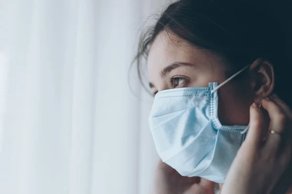 Retrato Uma Menina Usando Uma Máscara Médica Protetora Uma Mulher — Fotografia de Stock