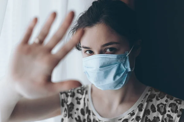 Mujer Muestra Señal Parada Mano Niña Vestida Con Máscara Para — Foto de Stock