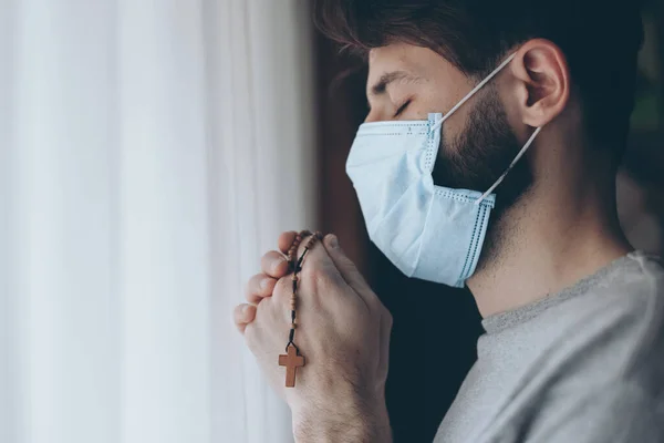 Tıbbi Maske Takan Bir Gencin Portresi Evde Pencerenin Karşısındaki Hastane — Stok fotoğraf