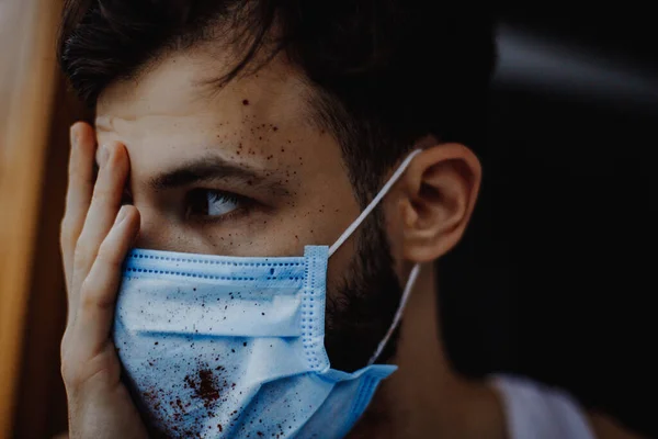 Porträtt Ung Sjuk Man Klädd Medicinsk Mask För Att Skydda — Stockfoto