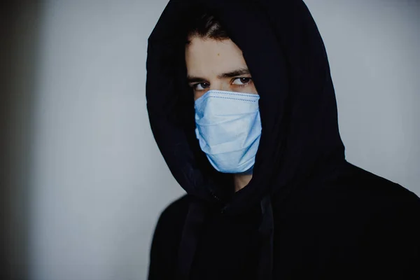 Karantina Sırasında Evden Ayrılan Herkes Için Zorunlu Tıbbi Maske Ceket — Stok fotoğraf