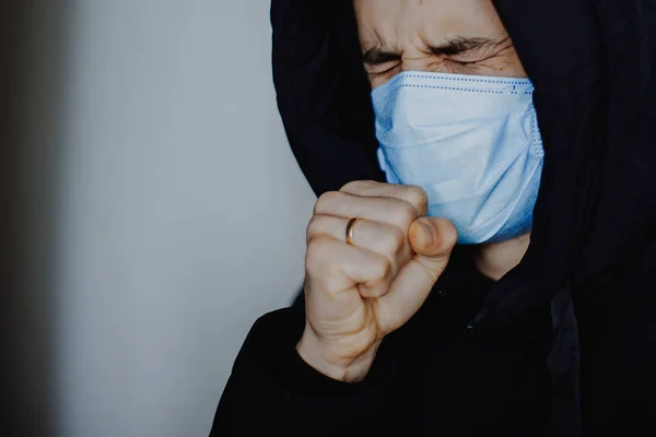 Portret Mężczyzny Masce Medycznej Podczas Epidemii Koronawirusa Objawy Niebezpiecznej Choroby — Zdjęcie stockowe