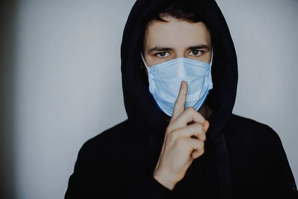 Virüs Hastalığının Yayılma Konsepti Tıbbi Maske Takan Genç Bir Adam — Stok fotoğraf
