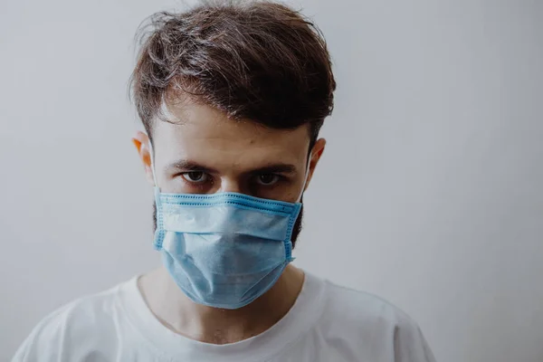 Coronavirüs Salgını Sırasında Maskeli Bir Adamın Portresi Tehlikeli Bir Viral — Stok fotoğraf