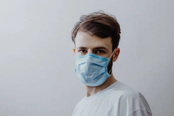 Porträtt Man Medicinsk Mask Coronavirusepidemin Symtom Farlig Virussjukdom Halsont Hosta — Stockfoto