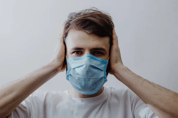 Πορτραίτο Ενός Νεαρού Άνδρα Που Φορούσε Προστατευτική Ιατρική Μάσκα Και — Φωτογραφία Αρχείου
