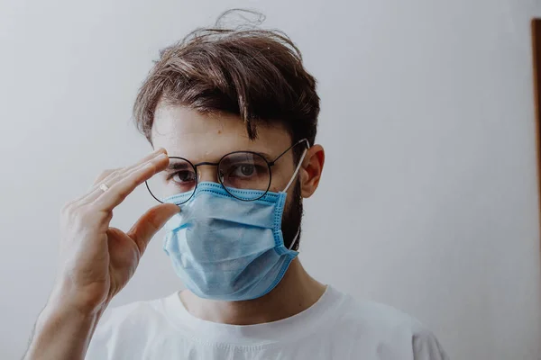 Jeune Homme Élégant Portant Masque Médical Protection Pendant Épidémie Coronavirus — Photo