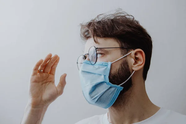 Νεαρός Κομψός Άντρας Που Φοράει Προστατευτική Ιατρική Μάσκα Κατά Διάρκεια — Φωτογραφία Αρχείου