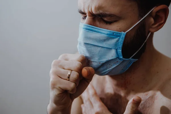 Retrato Hombre Con Una Máscara Médica Durante Epidemia Coronavirus Síntomas —  Fotos de Stock