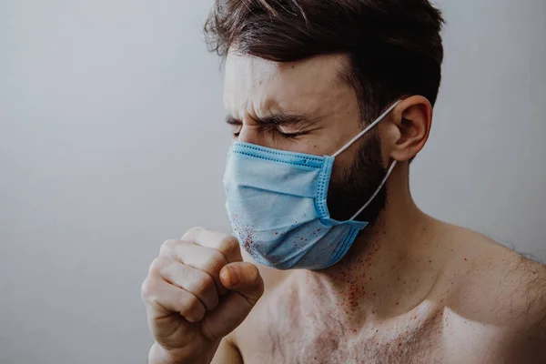 コロナウイルスの流行の間 医療マスクの男の肖像画 危険なウイルス性疾患の症状 喉の痛み咳発熱 — ストック写真