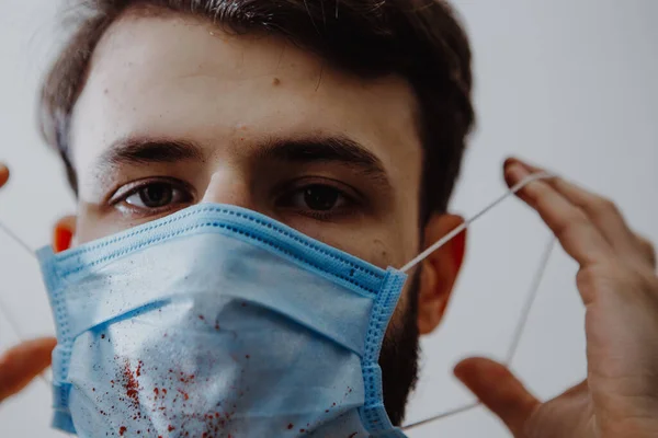 Πορτρέτο Ενός Νέου Άρρωστου Άνδρα Ντυμένου Ιατρική Μάσκα Για Την — Φωτογραφία Αρχείου
