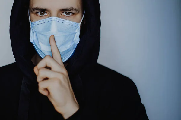Virüs Hastalığının Yayılma Konsepti Tıbbi Maske Takan Genç Bir Adam — Stok fotoğraf