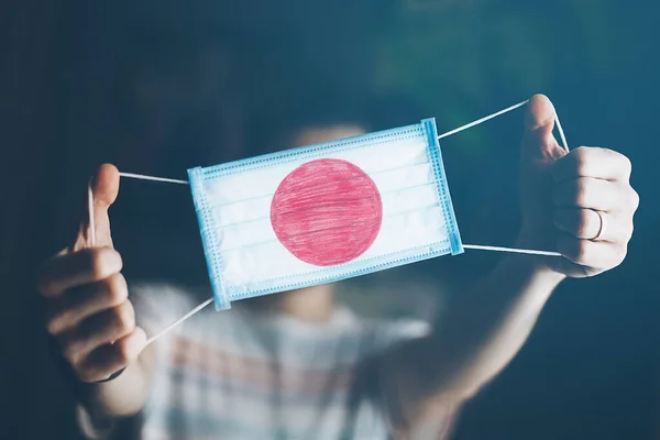 Медицинская Маска Руках Человека Нарисованным Флагом Японии Копирование Пространства — стоковое фото