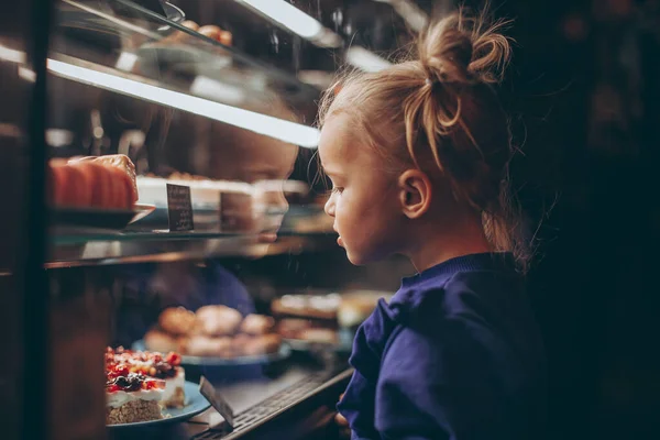 Klein Mooi Meisje Kiest Gebakjes Een Café Een Kind Naast — Stockfoto