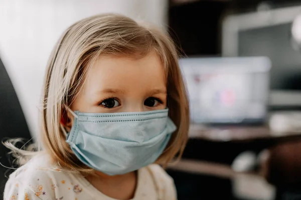 Niño Pequeño Que Lleva Una Máscara Médica Protectora Tratado Casa — Foto de Stock