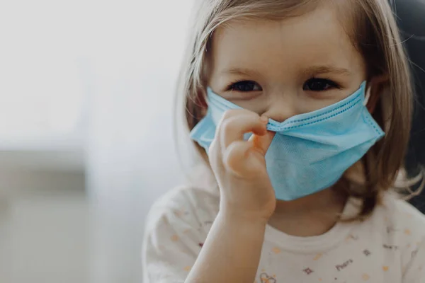 Niño Pequeño Que Lleva Una Máscara Médica Protectora Tratado Casa — Foto de Stock