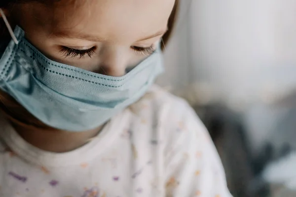 Niño Pequeño Que Lleva Una Máscara Médica Protectora Tratado Casa — Foto de Stock