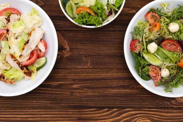 Assiettes Profondes Blanches Avec Des Ingrédients Salade Fraîche Mélangées Avec — Photo