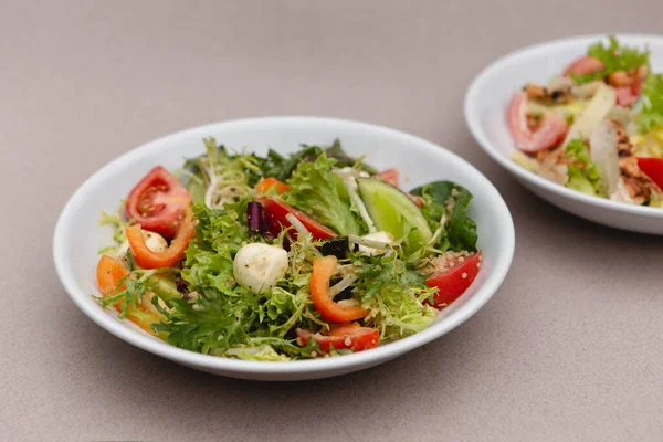 Pratos Profundos Brancos Com Ingredientes Salada Frescos Misturados Com Molho — Fotografia de Stock