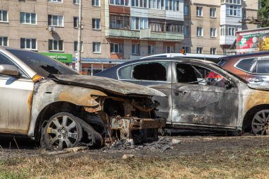 21.08.2019 Vinnitsa, Ukrayna: Ağaç Şehri Arabaları Yandı. Motorun içinde küçük alevler olan araba veya kasıtlı kundaklama durumunda