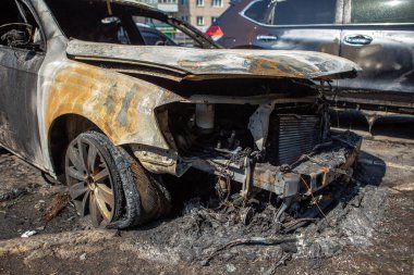 Yangından sonra araba. Kaputu açık yanmış bir araba. Kundaklama, yanmış araba. Yanmış iç süsleme, direksiyon, gösterge paneli,