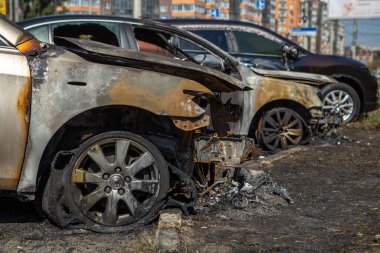 21.08.2019 Vinnitsa, Ukrayna: Ağaç Şehri Arabaları Yandı. Motorun içinde küçük alevler olan araba veya kasıtlı kundaklama durumunda