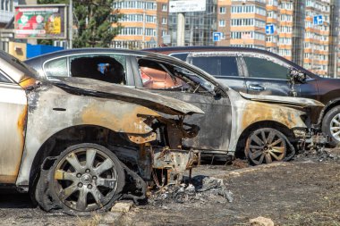 21.08.2019 Vinnitsa, Ukrayna: Ağaç Şehri Arabaları Yandı. Motorun içinde küçük alevler olan araba veya kasıtlı kundaklama durumunda