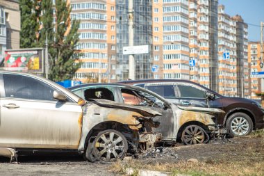 21.08.2019 Vinnitsa, Ukrayna: Ağaç Şehri Arabaları Yandı. Motorun içinde küçük alevler olan araba veya kasıtlı kundaklama durumunda