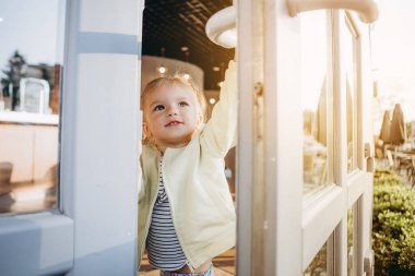 Çocuk çitleri izliyor.