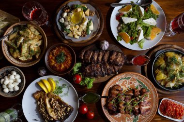 Büyük kırsal ahşap masa manzarası ve bir sürü yemek. Yemeğin tadını çıkarıyorum. 