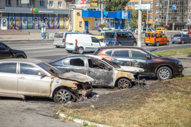 21.08.2019 Vinnitsa, Ukrayna: Ağaç Şehri Arabaları Yandı. Motorun içinde küçük alevler olan araba veya kasıtlı kundaklama durumunda