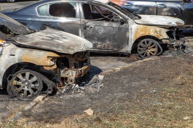 21.08.2019 Vinnitsa, Ukrayna: Ağaç Şehri Arabaları Yandı. Motorun içinde küçük alevler olan araba veya kasıtlı kundaklama durumunda