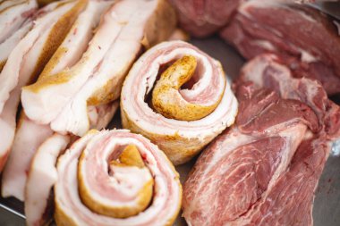 Tezgahın üzerinde duran büyük taze domuz yağı parçaları: et boynuzlu hayvanlarla birlikte doğal ev piyasasından seçici odak fotoğrafı