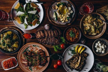 Lezzetli Avrupa ve Slav mutfağı büyük masada misafirleri bekliyor. Yemek masası, üst manzara.
