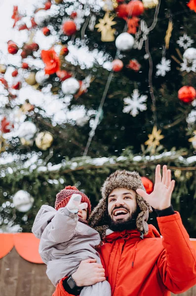 Ung Snygg Skäggig Far Och Son Vintersemester Nära Julgranen Far — Stockfoto