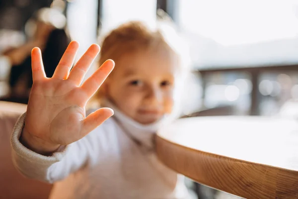 Klein Meisje Toont Palm Van Hand Met Vingers Zitten Stoel — Stockfoto