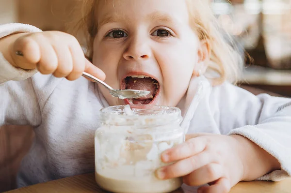 Klein Aantrekkelijk Baby Meisje Met Schattig Gezicht Vreugdevolle Ogen Zit — Stockfoto