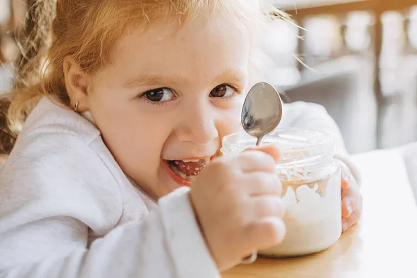 Klein Aantrekkelijk Baby Meisje Met Schattig Gezicht Vreugdevolle Ogen Zit — Stockfoto