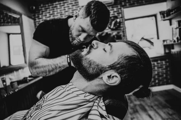 Tratamento Barba Bigode Barbearia Jovem Barbudo Muscular Bonito Barbeiro Fazendo — Fotografia de Stock