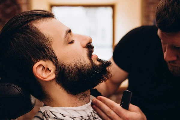 Tratamento Barba Bigode Barbearia Jovem Barbudo Muscular Bonito Barbeiro Fazendo — Fotografia de Stock