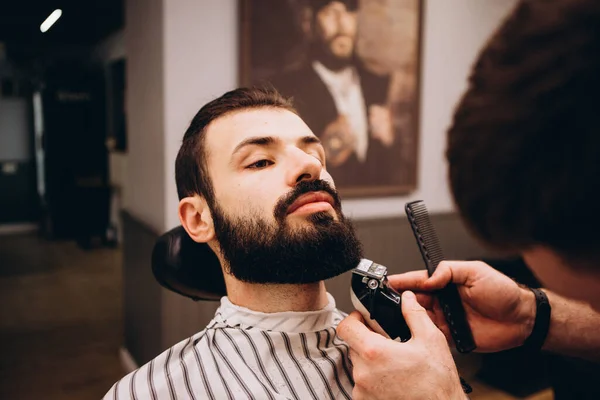 Привожу Себя Форму Крупным Планом Вид Молодого Стильного Бородатого Мужчины — стоковое фото
