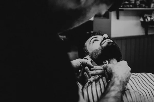 Tratamento Barba Bigode Barbearia Jovem Barbudo Muscular Bonito Barbeiro Fazendo — Fotografia de Stock